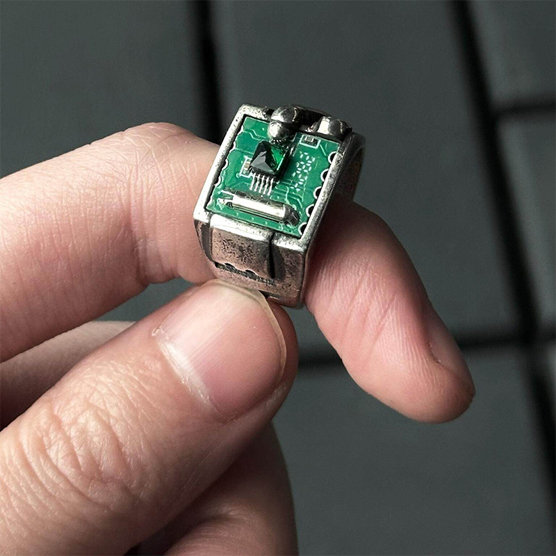Anello Retrò Tech PCB per Uomo - Tech Accessories Industry recensione e prezzo